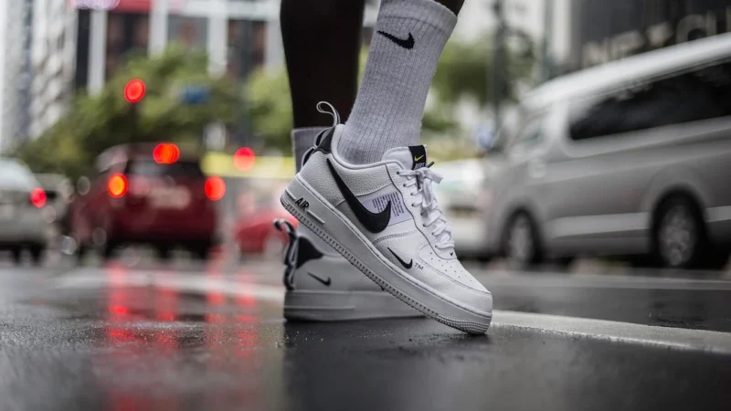 Najmodniejsze sneakersy damskie na sezon [aktualny rok].
